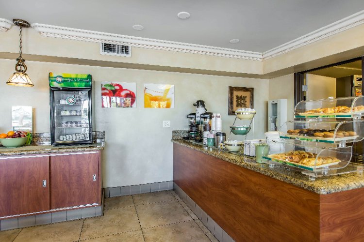 Anaheim Quality Inn & Suites - Front Desk