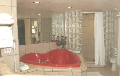 Inn of The Hills - Honeymoon Suite Tub