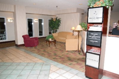 Hampton Inn Colorado Springs Airport - Relax And Read In Our Welcoming Sitting Area.