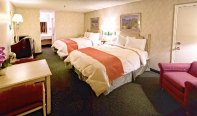 Room With 2 Queens