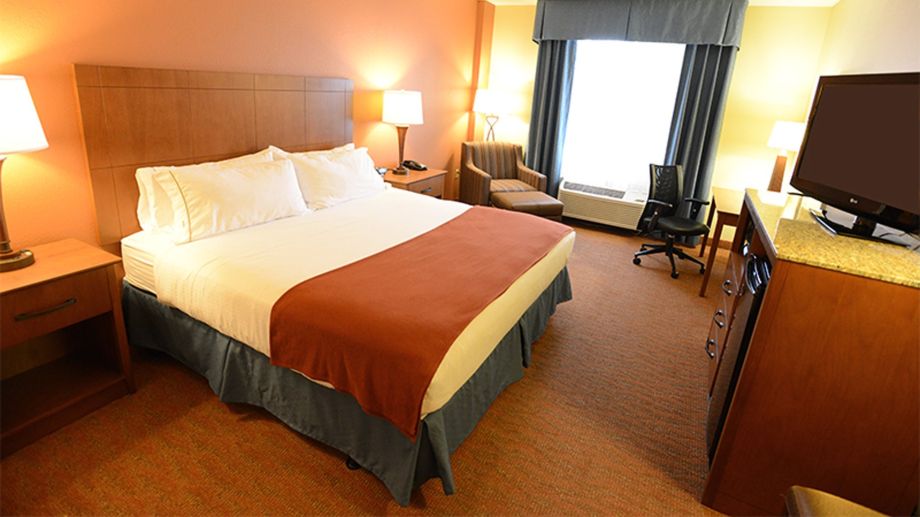 Holiday Inn Express Hotel & Suites - 