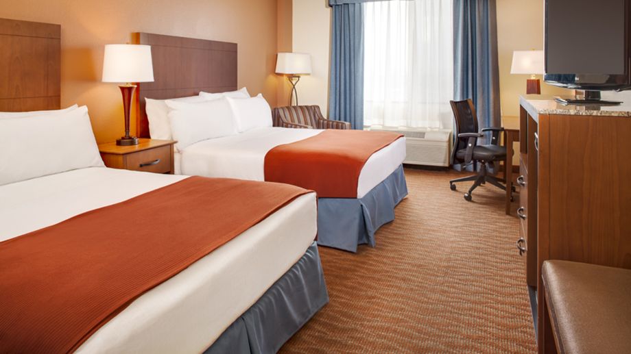 Holiday Inn Express Hotel & Suites - 