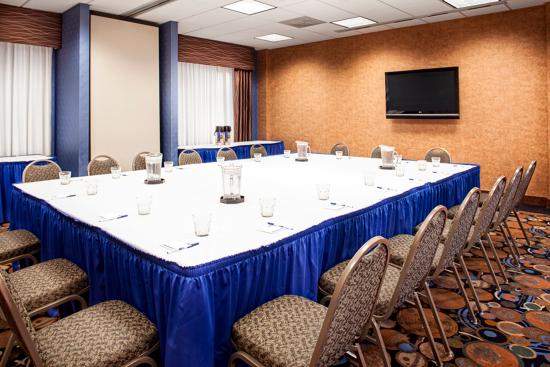 Holiday Inn Express Hotel & Suites - 