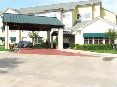 Candlewood Suites Dallas Market Center - Front Entrance