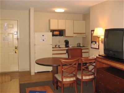 Candlewood Suites Dallas Market Center - Kitchen Area