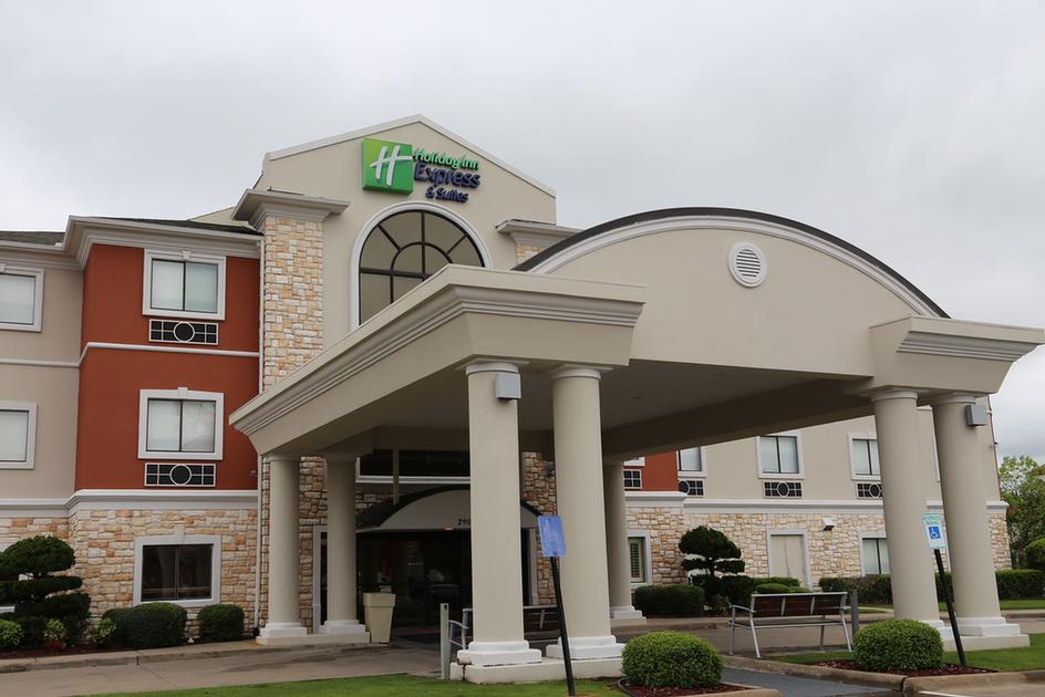 Holiday Inn Express Hotel & Suites - 
