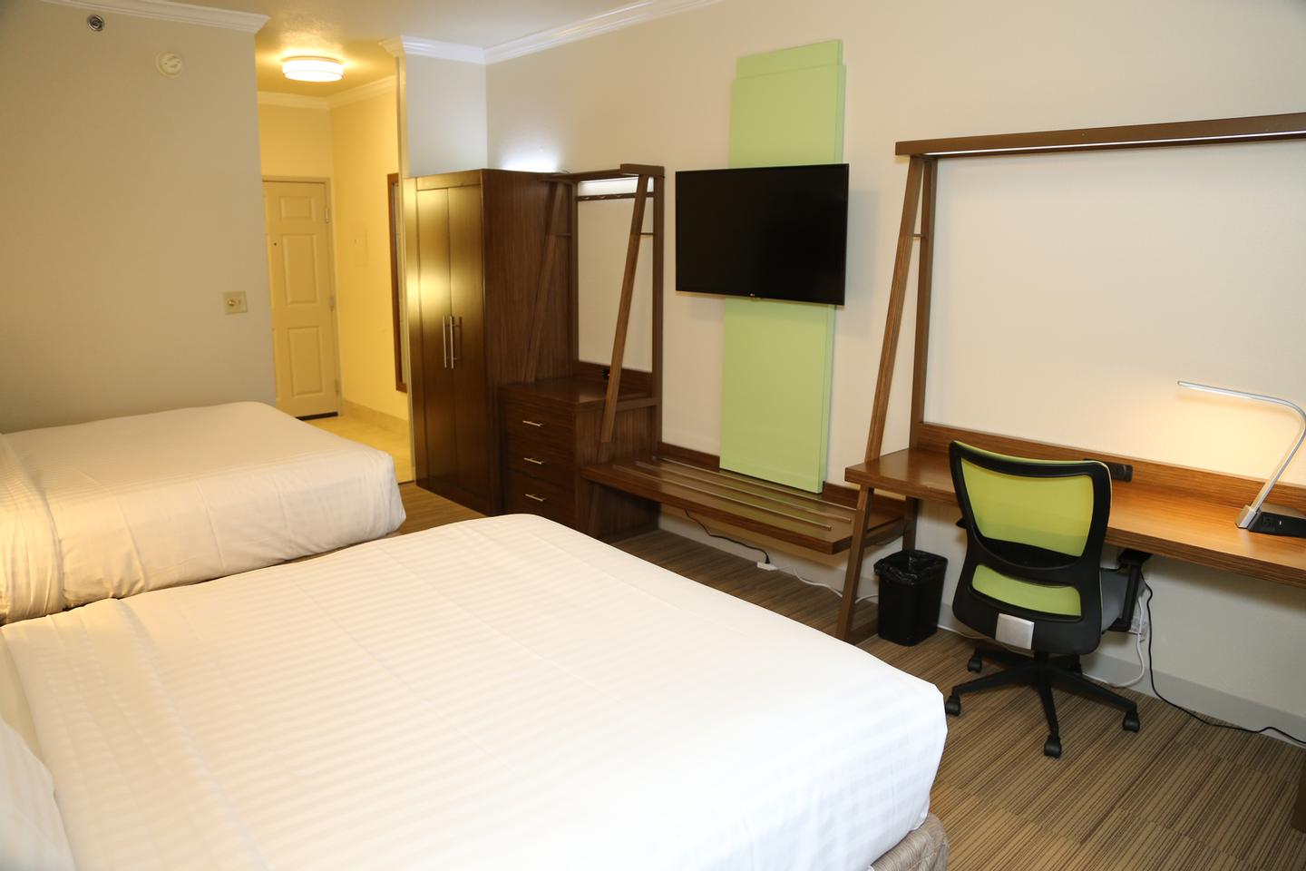 Holiday Inn Express Hotel & Suites - 