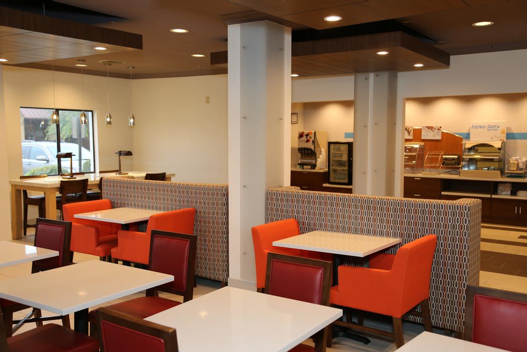 Holiday Inn Express Hotel & Suites - 