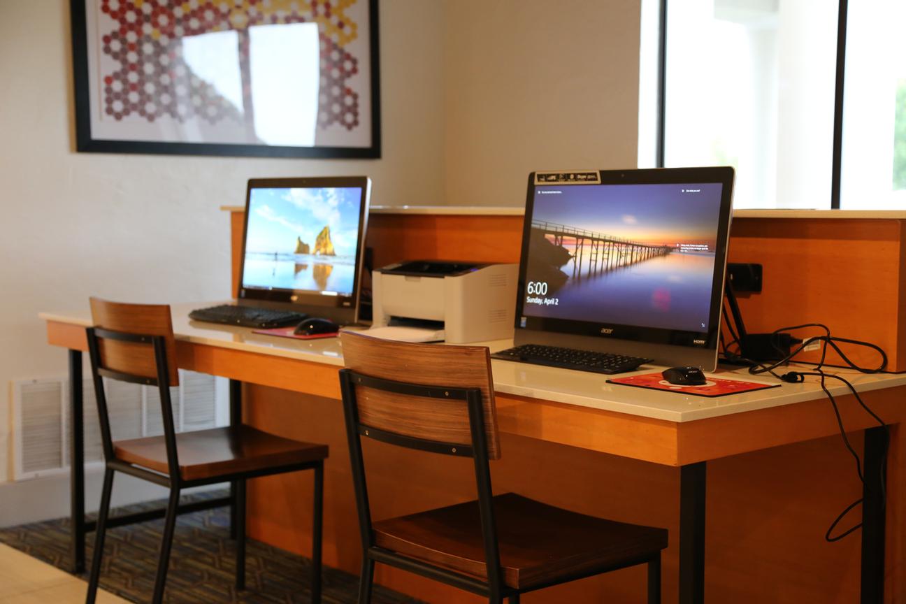 Holiday Inn Express Hotel & Suites - 