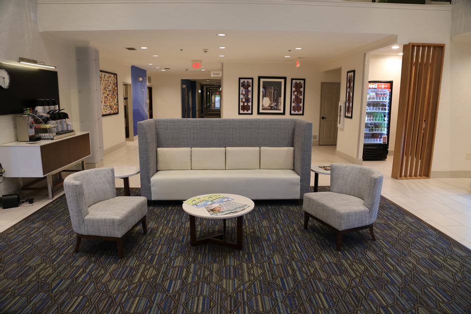 Holiday Inn Express Hotel & Suites - 
