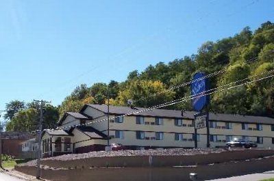 Nichols Inn & Suites - 