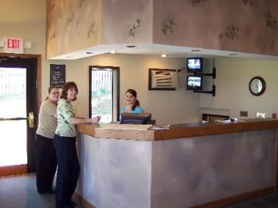 Nichols Inn & Suites - 