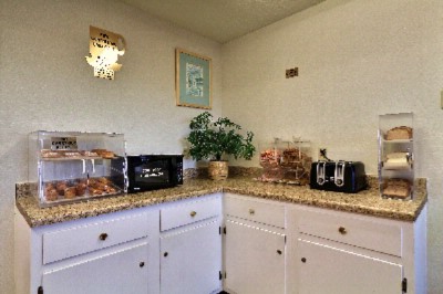 Econo Lodge - Free Continental Breakfast