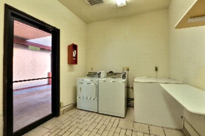 Econo Lodge - 