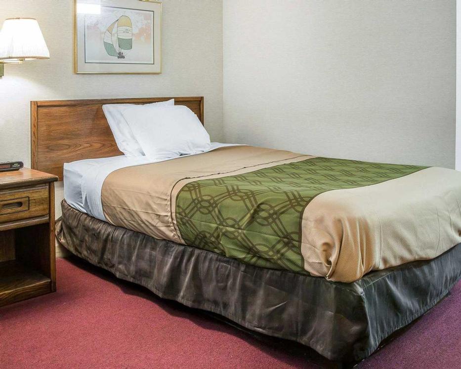 Econo Lodge - Two Double Beds
