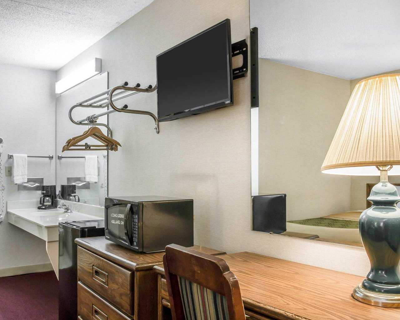 Econo Lodge - King Rooms