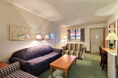 Econo Lodge - 2 Room Suite With Sitting Area