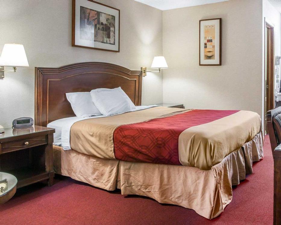 Econo Lodge - 2 Room Suite Living Area