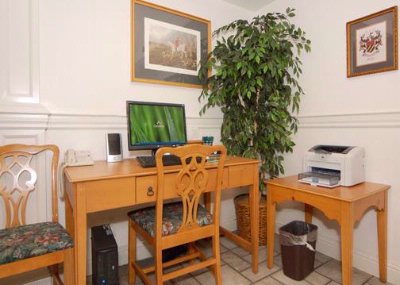 Quality Inn - Lobby Computer For Guest Use