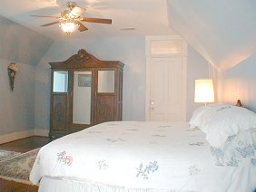 Blue Belle Rm w/nooks overlooking city