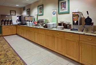 Country Inn & Suites Duluth North - The Breakfast Area