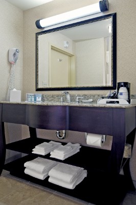 Hampton Inn & Suites - 