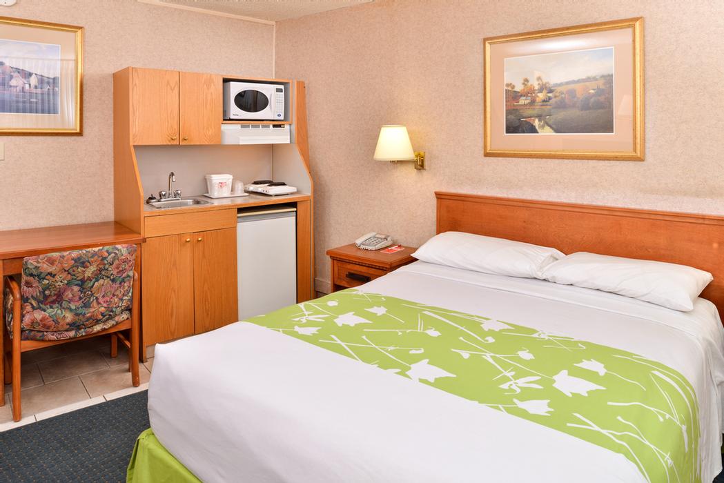 Econo Lodge Motel Village - Logo