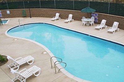 Country Inn & Suites - Year Round Outdoor Heated Pool & Spa