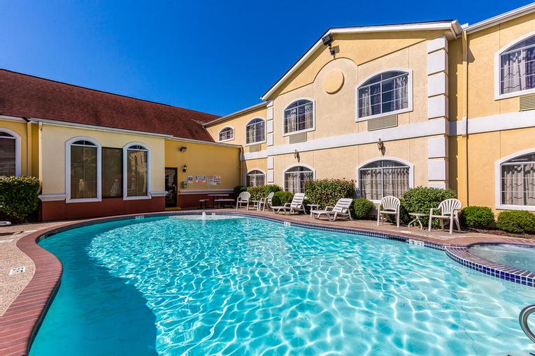 Comfort Suites North - Pool And Spa