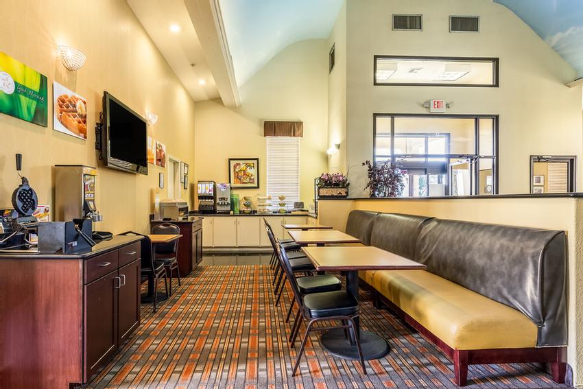Comfort Suites North - Breakfast Area