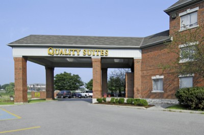 Quality Suites Whitby Oshawa - Hotel Exterior
