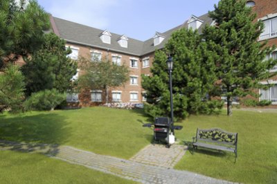 Quality Suites Whitby Oshawa - Hotel Courtyard And Bbq