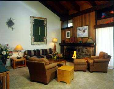 Lakeland Village Beach & Mountain Resort - Typical Pinegrove Townhome living room