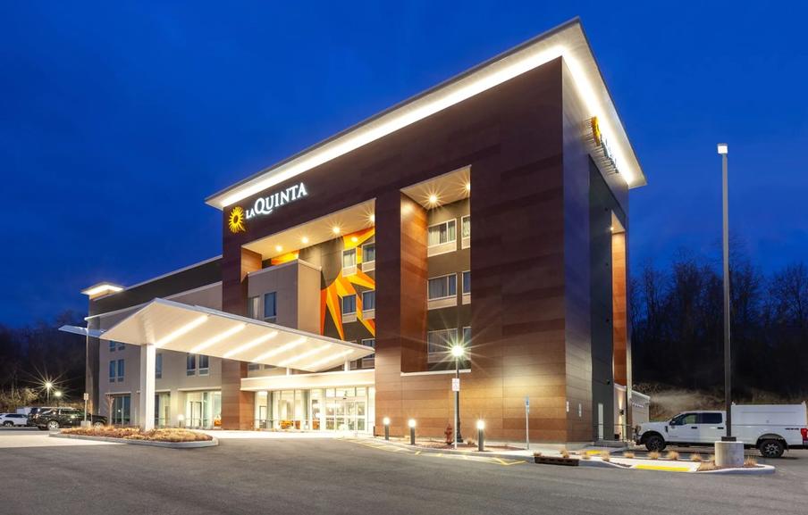 Howard Johnson Hotel - 