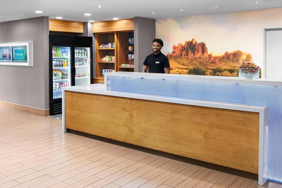 North Scottsdale Springhill Suites by Marriott - Relax In Our Spacious Lobby And Breakfast Room.