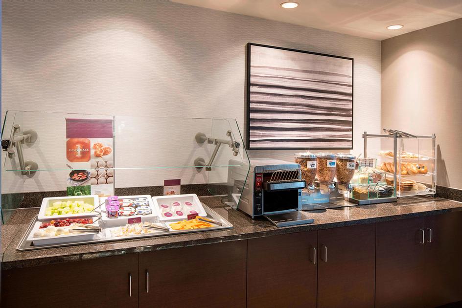 Scottsdale Paradise Valley Residence Inn Marriott - Ur Gatehouse Is Where You Will Enjoy Our Complimentary Full Hot Breakfast. You Can Also Kick Back By The Fireplace And Sample Sandwiches Salads And More From Our 24-hour Market.