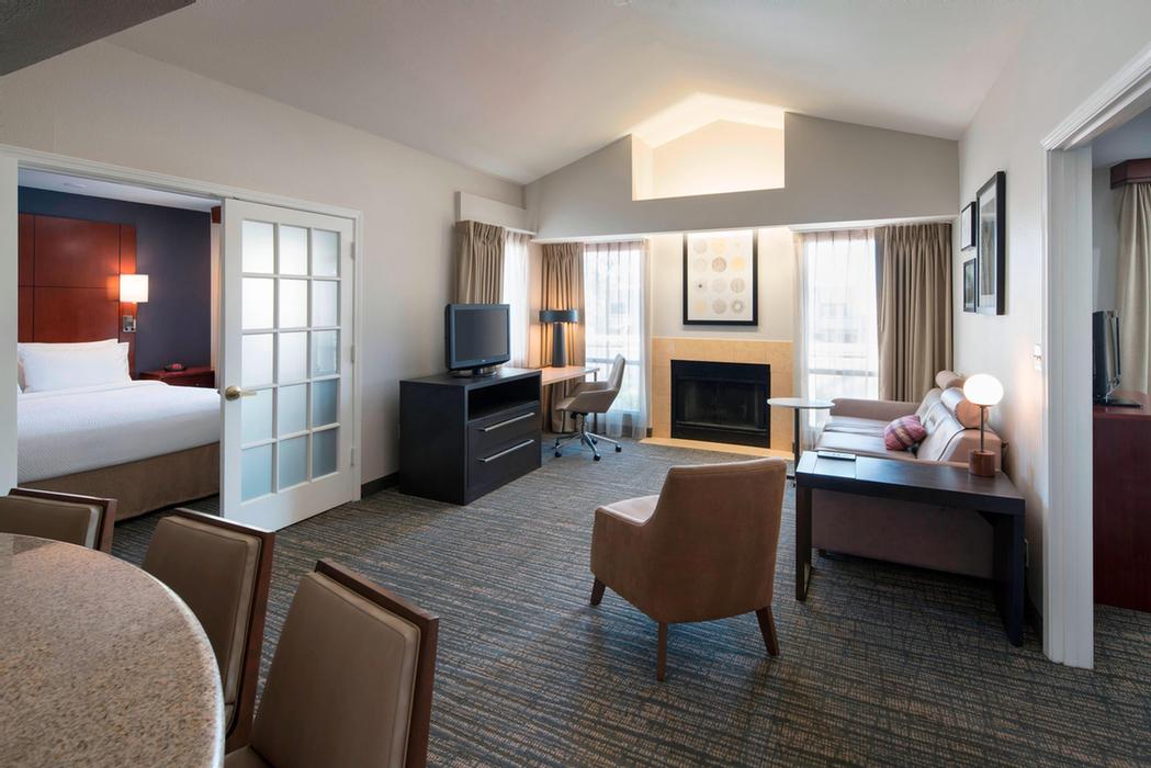 Scottsdale Paradise Valley Residence Inn Marriott - Our Suites Come With All The Amenities So You Can Make The Best Use Of Your Time Whether For Working Relaxing Or Planning Your Day. Enjoy Free Internet Service A Fireplace Valet Dry-cleaning And A Fully Equipped Kitchen.