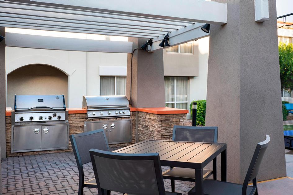 Scottsdale Paradise Valley Residence Inn Marriott - Entertain Poolside With Family And Friends And Cook Your Favorite Backyard Meals Using Our Complimentary Outdoor Bbq Facility.