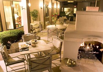 Scottsdale Courtyard by Marriott at Mayo Clinic - Our Outdoor Patio With Fireplace Is The Perfect Place To Relax And Plan Your Day Or Evening Out. Enjoy Beverages And Snacks From Our 24/7 Hour Market With Friends And Colleagues After A Long Day Of Work Or Sightseeing.