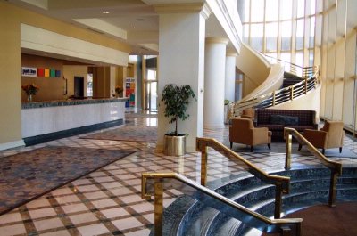 Park Inn Toledo - Two-story Windows Unveil The Hotel's Spacious Lobby And Signature Grand Staircase.
