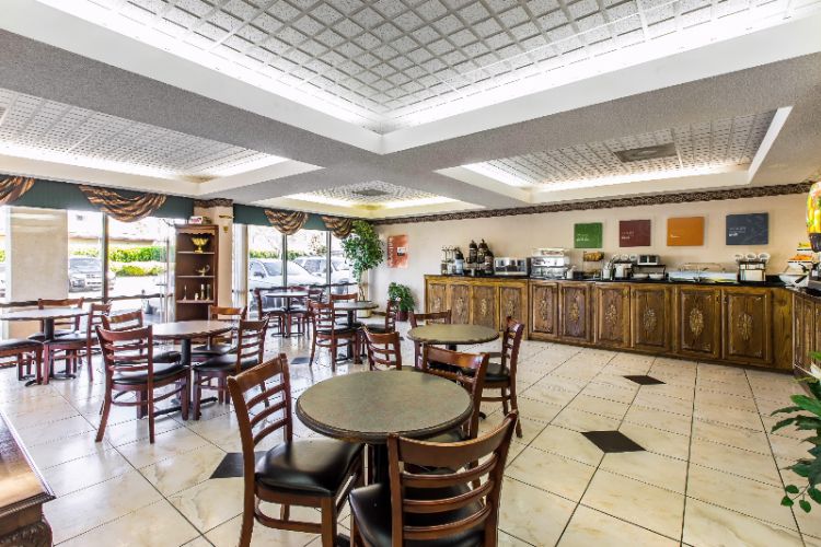 Comfort Inn - Enjoy Breakfast In This Spacious Area.