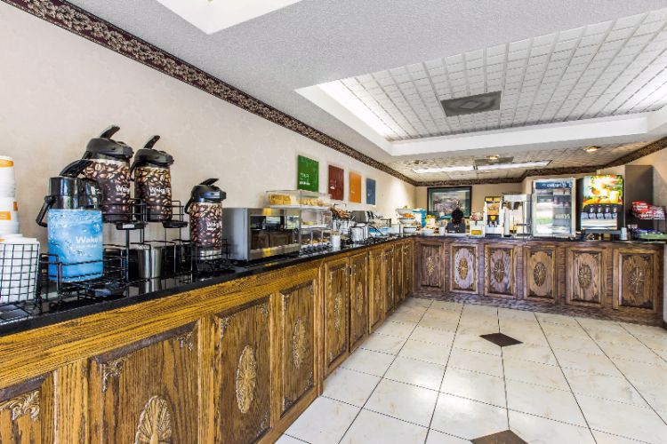Comfort Inn - Free Continental Breakfast.