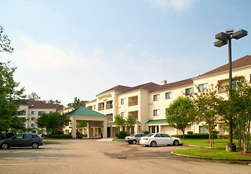Covington Courtyard - Side Vewi Of The Hotel