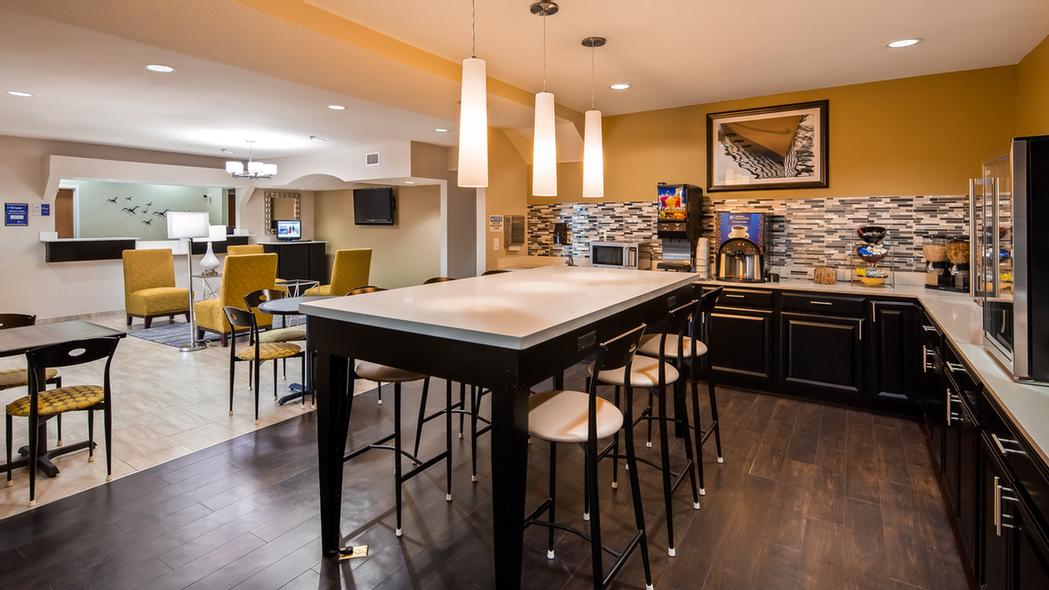 Best Western Edgewater Inn - 