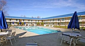 Econo Lodge Inn & Suites - 