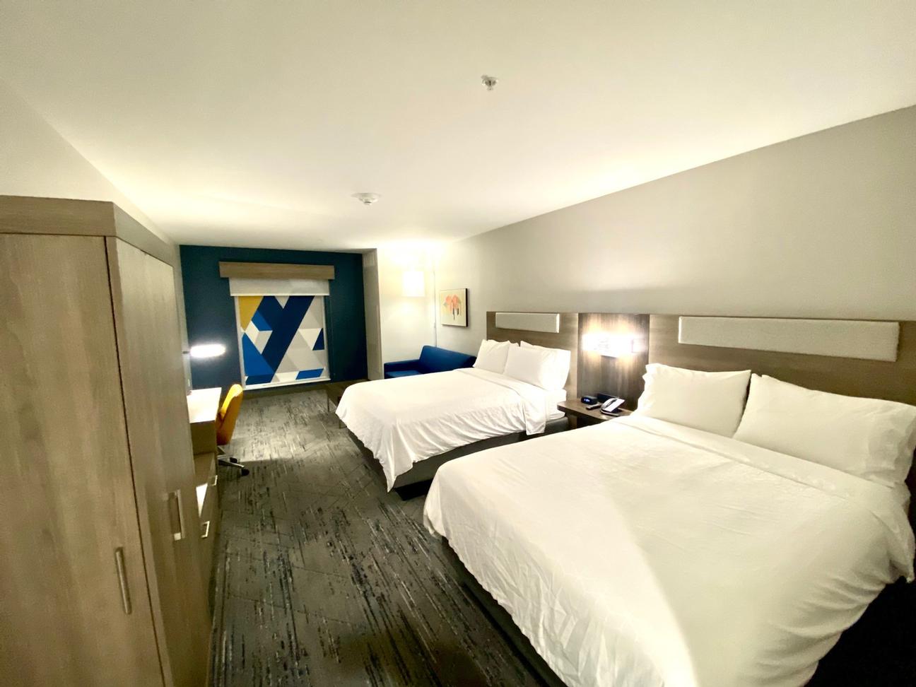 Holiday Inn Express Hotel & Suites Valencia - Our Santa Clarita Hotel Offers A Variety Of Spacious Rooms To Meet Your Groups Needs.