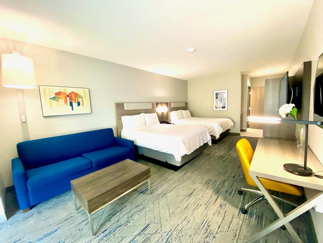 Holiday Inn Express Hotel & Suites Valencia - Our Double Queen Room Is The Perfect Size For Travelling Groups.