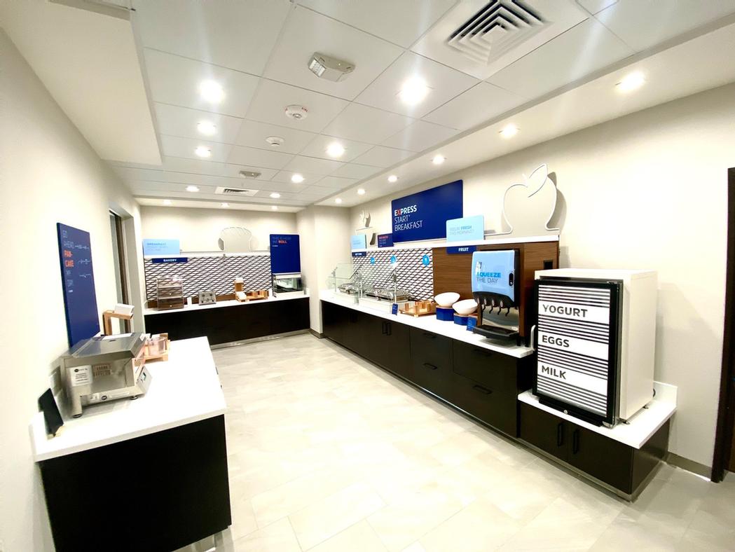 Holiday Inn Express Hotel & Suites Valencia - Enjoy Hot Breakfast Each Morning During Your Stay At Our Santa Clarita Hotel.