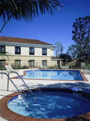 Holiday Inn Express Hotel & Suites Valencia - Relax In The Outdoor Hot Tub At Our Hotel In Santa Clartia.