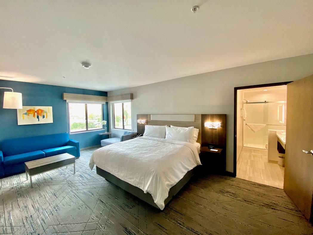Holiday Inn Express Hotel & Suites Valencia - Spread Out In A King Room.